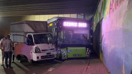 Halk otobüsü ile kamyonet çarpıştı: 2 yaralı