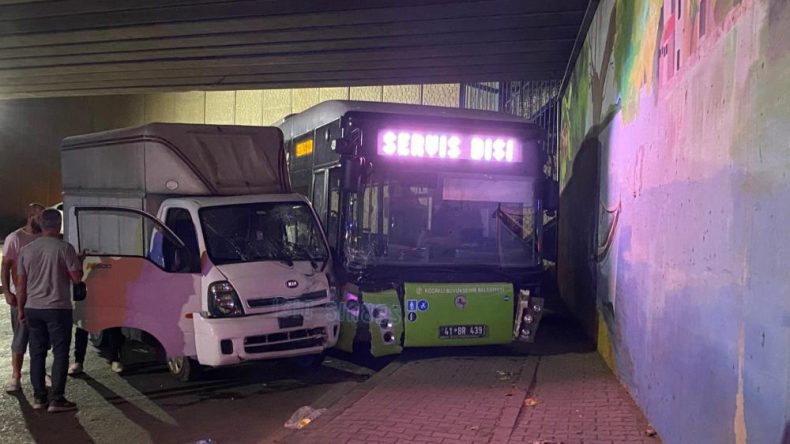 Halk otobüsü ile kamyonet çarpıştı: 2 yaralı