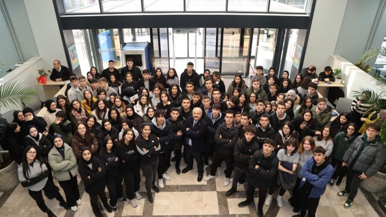 Başkan yaptı yapacağını; Üniversiteye giren gençlere 10 bin TL destek