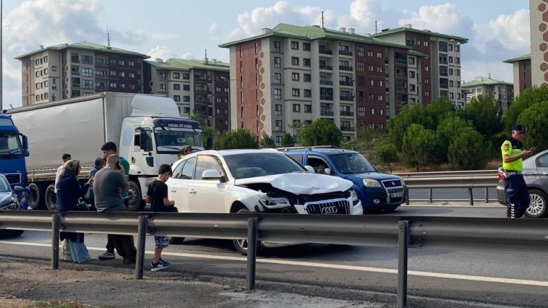 Kocaeli’de tır ve 3 otomobil kazaya karıştı