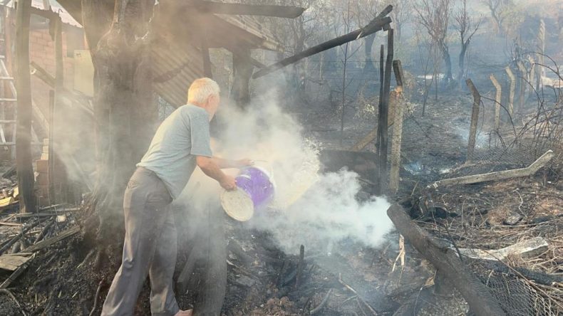 Karamürsel’de orman yangını: “Son anda çıktık” diyen Kemal amca alevlere karşı mücadele etti