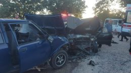 İki otomobil kafa kafaya çarpıştı; Ölü ve yaralılar var