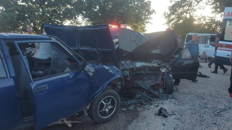 İki otomobil kafa kafaya çarpıştı; Ölü ve yaralılar var