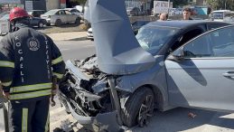 Hafriyat kamyonu ile çarpışan otomobil demir bariyerlerin altına girdi: 2 yaralı