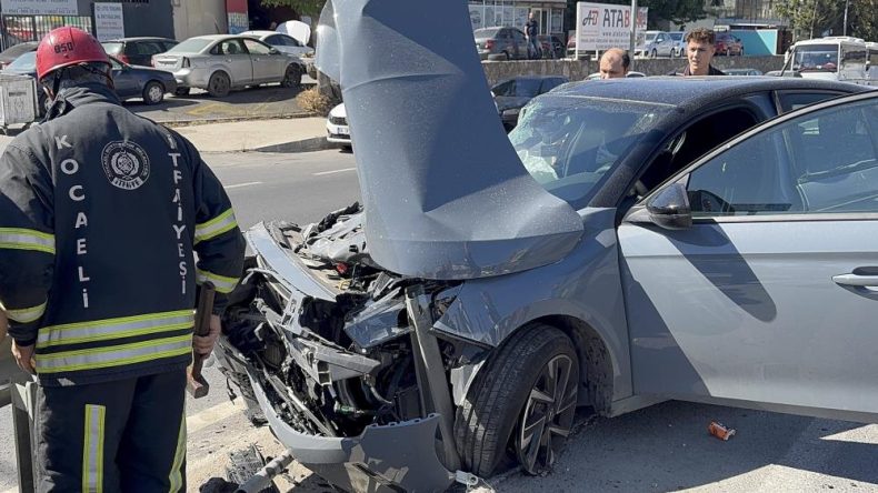 Hafriyat kamyonu ile çarpışan otomobil demir bariyerlerin altına girdi: 2 yaralı