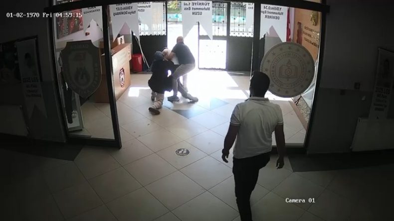 Okul idaresine bıçaklı saldırı