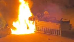 Dere yatağına düşen kamyonet alev aldı