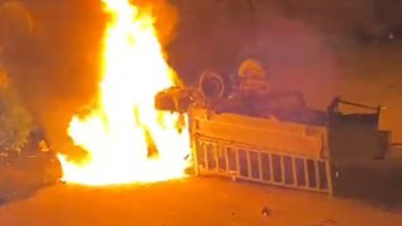 Dere yatağına düşen kamyonet alev aldı