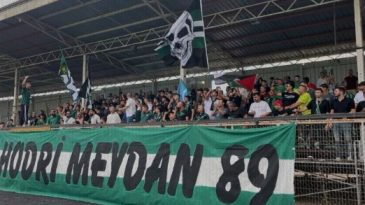 Kocaelispor taraftarlarından Selçuk İnan ve futbolculara destek