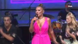 Demet Akalın konserine binlerce kişi katıldı