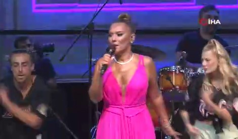 Demet Akalın konserine binlerce kişi katıldı