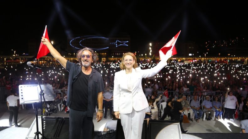 İzmit’te yer yerinden oynadı, binlerce kişi Fettah Can konserine koştu