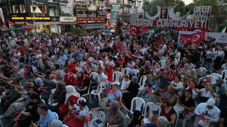 Zafer Bayramı’nın 103. yılı İzmit’te coşkuyla kutlandı, Belsa meydanı doldu taştı