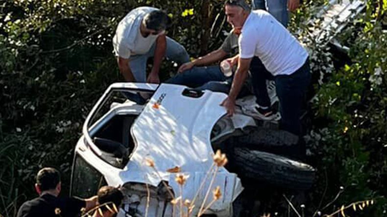 Kontrolden çıkan kamyonet ağaçlık alana uçtu