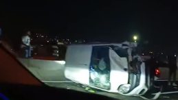 Hafif ticari araç, lastiği patlayan otomobile çarparak yan yattı: 2 çocuk yaralı