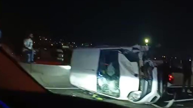 Hafif ticari araç, lastiği patlayan otomobile çarparak yan yattı: 2 çocuk yaralı