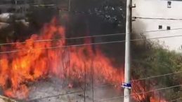 Kartepe Rahmiye’de evlerin bitişiğindeki yangın korkuttu