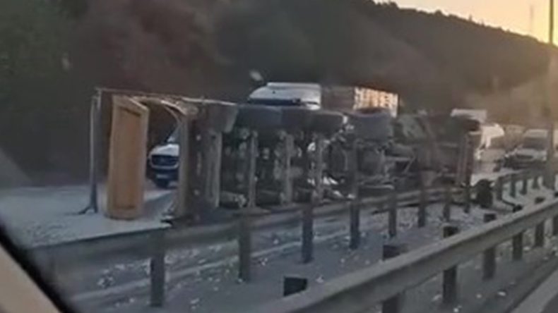 Tır devrildi, trafik felç oldu