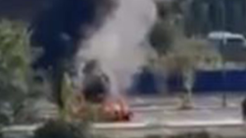 Sürücü, aracını üzerine benzin dökerek ateşe verdi