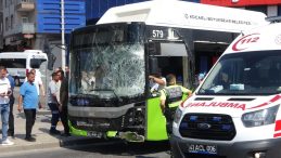 Kamyonetle çarpışan yolcu otobüsünün camları tuzla buz oldu: 6 yaralı