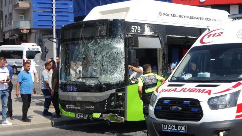 Kamyonetle çarpışan yolcu otobüsünün camları tuzla buz oldu: 6 yaralı