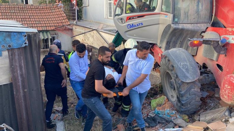 Kontrolden çıkan iş makinesi dehşet saçtı: 2’si çocuk 4 yaralı