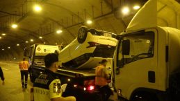 Kamyonet ile çarpışan otomobil takla attı: Yaralı var