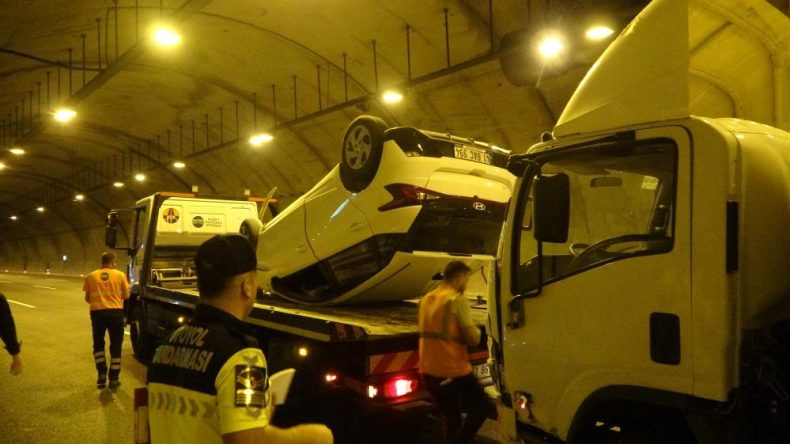 Kamyonet ile çarpışan otomobil takla attı: Yaralı var