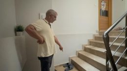 Ayakkabıları çaldılar, terliklerini olay yerinde bıraktı