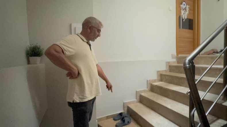 Ayakkabıları çaldılar, terliklerini olay yerinde bıraktı