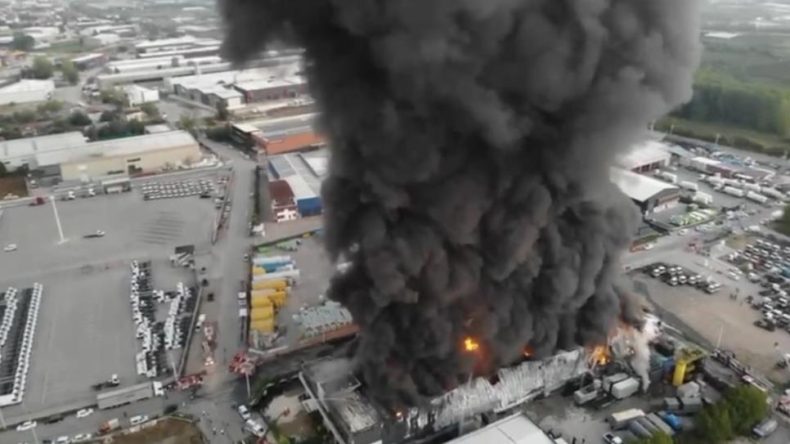 Başiskele’de lojistik deposunda yangın