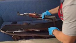 Ev değil cephanelik: Uzun namlulu silahlar, tabancalar, binlerce mermi ele geçirildi