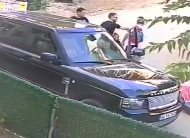 Çocuklarını okula götüren babaya tokat attı