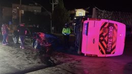 Otomobil ile çarpışan servis minibüsü devrildi: Yaralı var