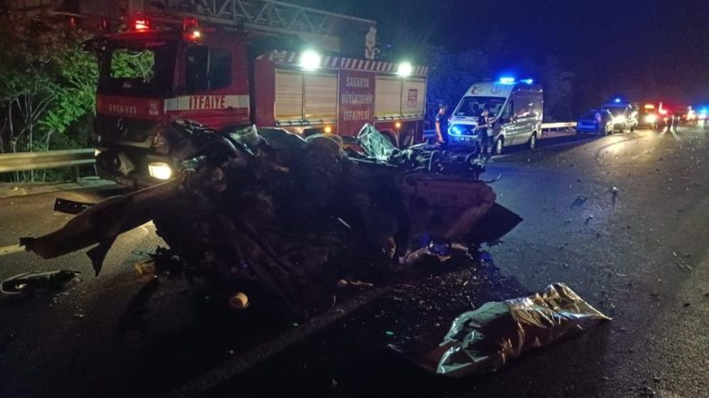 Otoyolda feci kaza: Ölü ve yaralı var