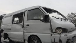 İzmit’te minibüs devrildi; Yaralı var