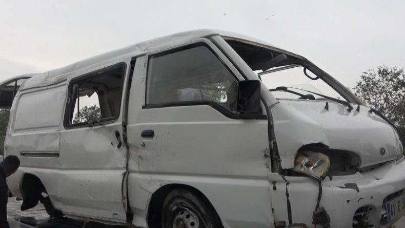 İzmit’te minibüs devrildi; Yaralı var