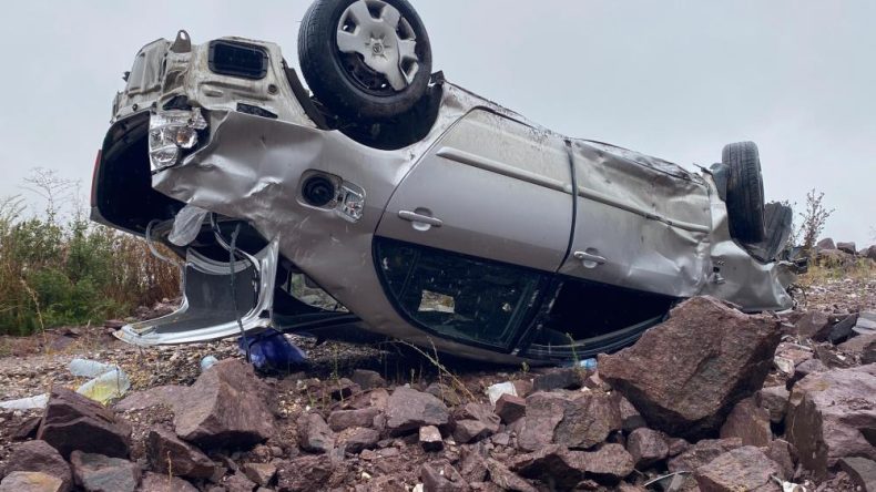 Kontrolden çıkan otomobil şarampole yuvarlandı