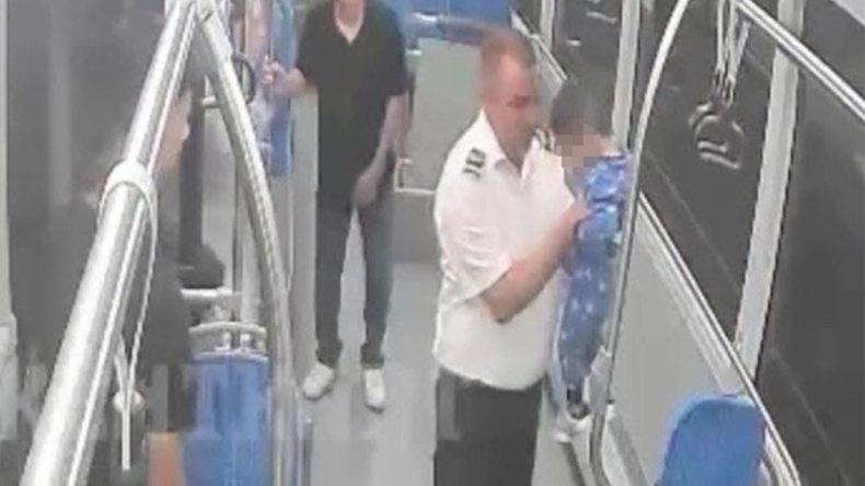 Nefes alamayan çocuğu otobüs şoförü hayata döndürdü