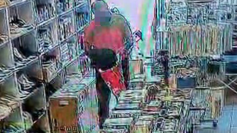 Müşteri gibi geldiği mağazadan ayakkabıyı böyle çaldı