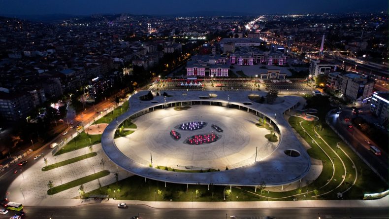 Milli İrade Meydanı’na övgü yağdırdı, Büyükakın’ı tebrik etti