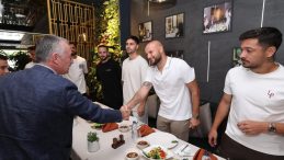 Vali Aktaş ile Başkan Büyükakın’dan Beşiktaş maçı öncesi Kocaelispor’a moral