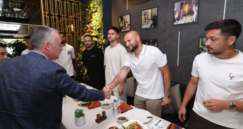 Vali Aktaş ile Başkan Büyükakın’dan Beşiktaş maçı öncesi Kocaelispor’a moral