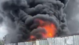 Kocaeli’de hurdalıkta kokrutan yangın