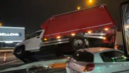 Kamyonet bariyerlere uçtu: Yaralılar var