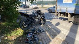 Kocaeli’de kamyonetle çarpışan motosiklet sürücüsü ağır yaralandı