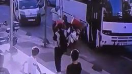 Servis minibüsü şoförü kuryeye dehşeti yaşattı