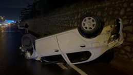 Feci kaza: Sürücü yola fırladı, araç ters döndü