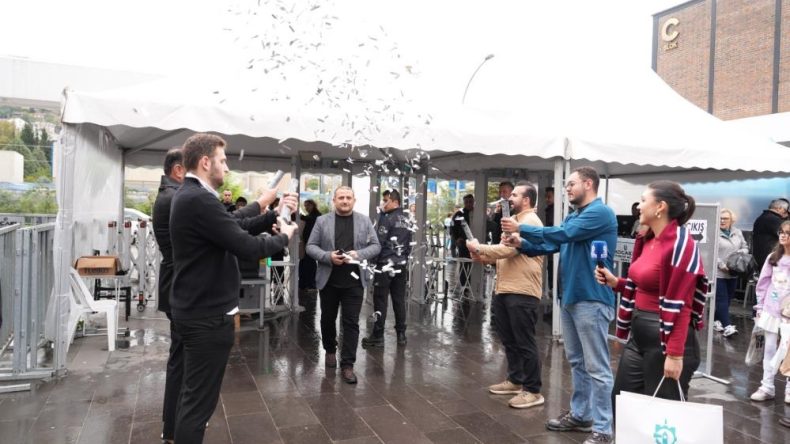 Kocaeli Kitap Fuarı’nda 1 milyonuncu ziyaretçiye konfetili karşılama