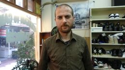 Baba mesleğini 20 yıldır sürdürüyor: “Vatandaşları uyardı; yerli malı ayakkabı alın”
